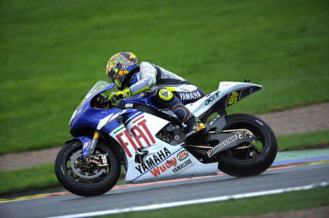 Den nybagte verdensmester, Valentino Rossi, kørte sin Fiat Yamaha fra 10. startposition til 3. pladsen i mål under sæson-finalen i MotoGP verdensmesterskabet.